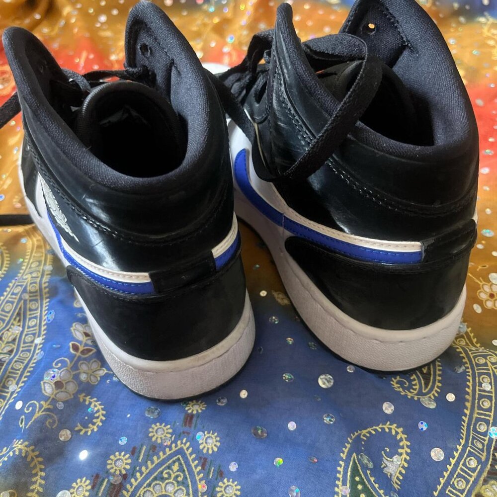 Youth 6/ Women’s 7.5 Air Jordan Shoes - Picture 4 of 6